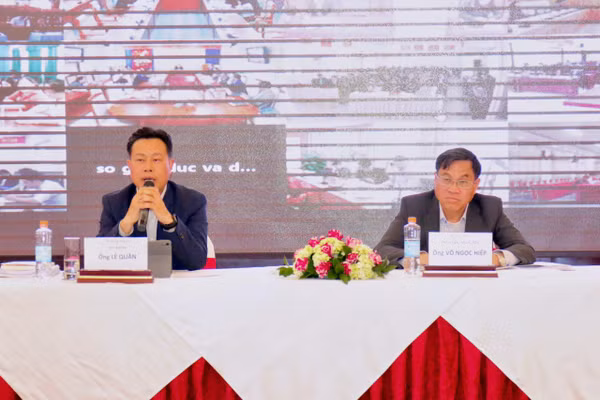 Thứ trưởng Bộ GD&ĐT Lê Quân và Phó Chủ tịch UBND tỉnh Lâm Đồng Võ Ngọc Hiệp đồng chủ trì hội nghị.