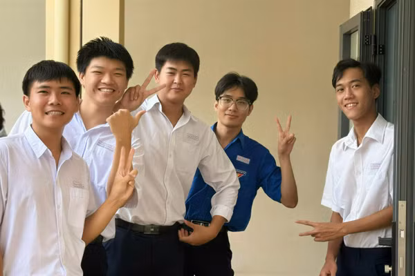 Đối với phương thức xét kết quả thi tốt nghiệp THPT ngành Sư phạm Toán học dẫn đầu với 24,8 điểm.