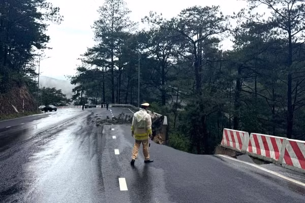 Mưa lớn kéo dài khiến Prenn (Đà Lạt) nứt đường, sạt lở.