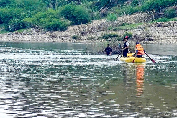 Lực lượng chức năng Công an tỉnh Khánh Hoà tìm kiếm thi thể Đại uý Nguyễn Xuân Hải.