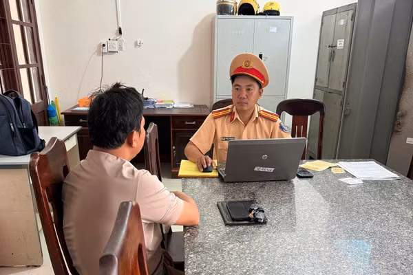 Lực lượng CSGT mời tài xế làm việc và xử lý. (Ảnh C.A cung cấp)