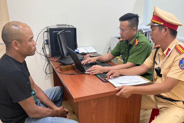 Đối tượng Trần Minh Hoàng được đưa về Cơ quan Công an.