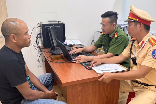 Đối tượng Trần Minh Hoàng được đưa về Cơ quan Công an.