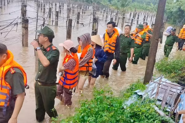 Đưa người dân ra khỏi vùng nguy hiểm.
