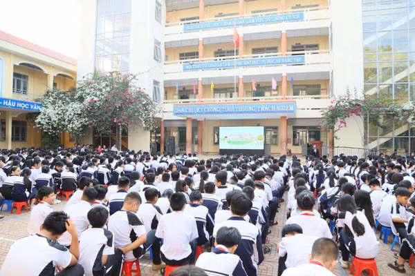 Hàng nghìn học sinh được hướng dẫn kỹ năng phòng tránh đuối nước . Ảnh : Đ.T