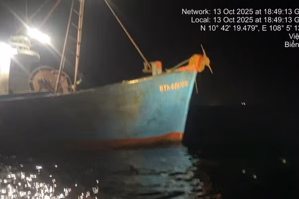 Tàu giã cào bay vi phạm bị bắt giữ