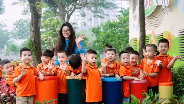 Cô trò Trường Tiểu học Nam Trung Yên, phường Yên Hòa, Hà Nội. 