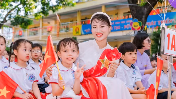 Cô giáo và học sinh Hà Nội hân hoan chào năm học mới 2025-2026. 