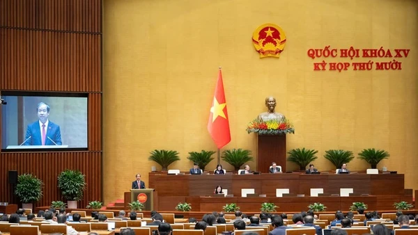 Bộ trưởng Bộ GD&ĐT Nguyễn Kim Sơn trình bày báo cáo sáng 10/12. Ảnh: Cổng TTĐT Quốc hội. 