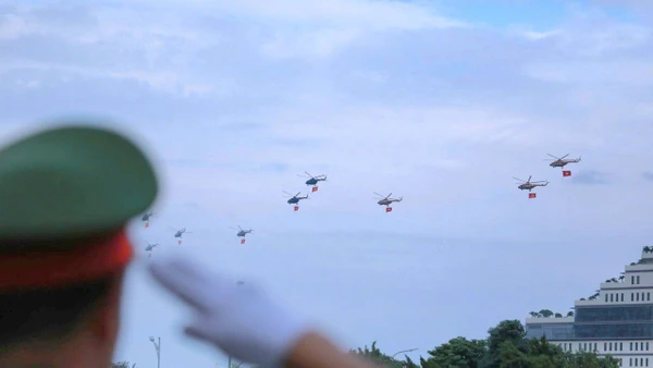 Các chiến sĩ Công an Hà Nội chào nghiêm trang khi biên đội 9 chiếc máy bay trực thăng Mi-171, Mi-17, Mi-8 bay qua khu vực Mỹ Đình trong buổi tổng duyệt A80. (Ảnh: Đình Tuệ)