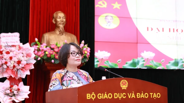 Bà Trần Bích Huệ - Bí thư Chi bộ, Trưởng Phòng Quản lý kiểm định chất lượng giáo dục thuộc Cục Quản lý chất lượng (Bộ GD&ĐT) phát biểu ý kiến. Ảnh: Đình Tuệ.