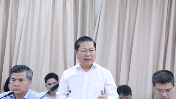 Thứ trưởng Lê Tấn Dũng nêu bật một số kết quả quan trọng trong việc thực hiện giải quyết thủ tục hành chính, cung cấp dịch vụ công trực tuyến tại Bộ GD&ĐT. Ảnh: Đình Tuệ.
