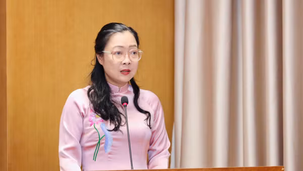 Thứ trưởng Nguyễn Thị Quyên Thanh nêu bật vai trò của công tác thi đua khen thưởng ngành Giáo dục. 