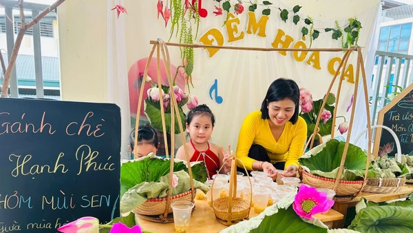 Cô giáo hướng dẫn trẻ 5 tuổi tại Trường Mầm non An Khánh B (Hà Nội) các bước để ướp chè sen. Ảnh: Khôi Nguyên.