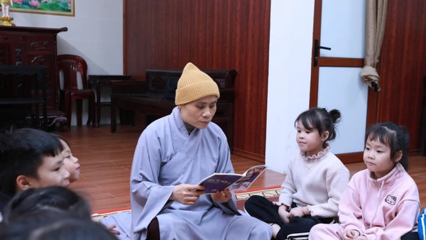 Trẻ được học nhiều điều hay, lẽ phải và lòng biết ơn ông bà/cha mẹ. Ảnh: Đình Tuệ.