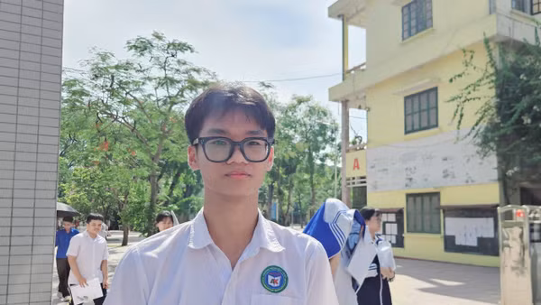 Thí sinh dự thi tại Trường THPT Hoài Đức B, xã An Khánh chiều 30/5 môn Tiếng Anh. Ảnh: Đình Tuệ.