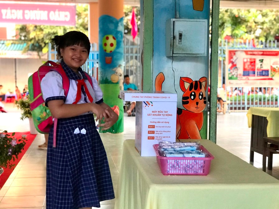 Các em HS trước khi vào trường đều rửa tay sát khuẩn.