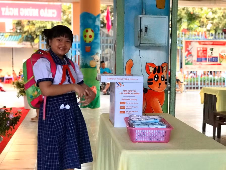 Các em HS trước khi vào trường đều rửa tay sát khuẩn.