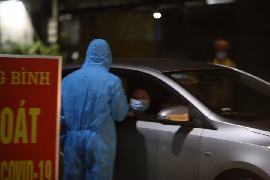 Kiểm tra thân nhiệt từng người trong các xe du lịch nhỏ, xe cá nhân đi ra vào vùng Quảng Bình