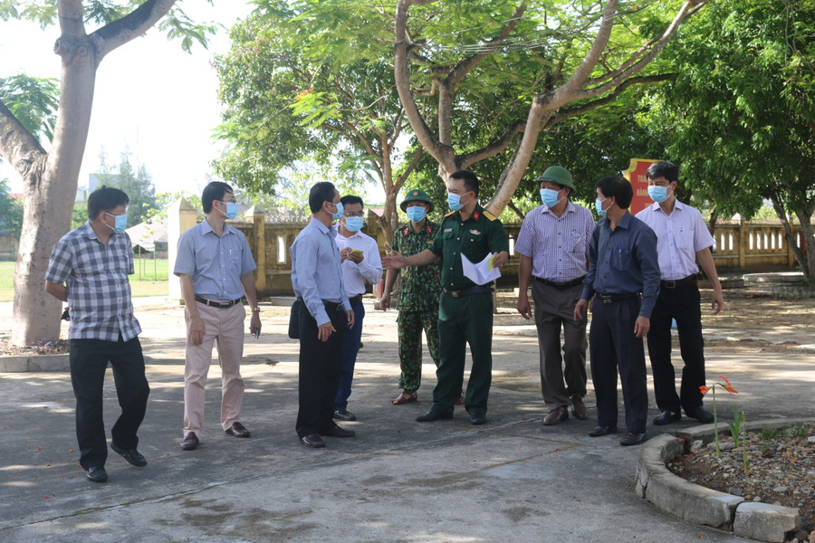 Đoàn công tác Bộ Y tế kiểm tra công tác chuẩn bị tại cơ sở cách ly tuyến huyện của tỉnh Quảng Bình.