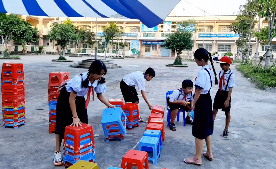 Các em HS ở Sóc Trăng cùng nhau chuẩn bị cho lễ khai giảng, hạn chế tập trung đông người