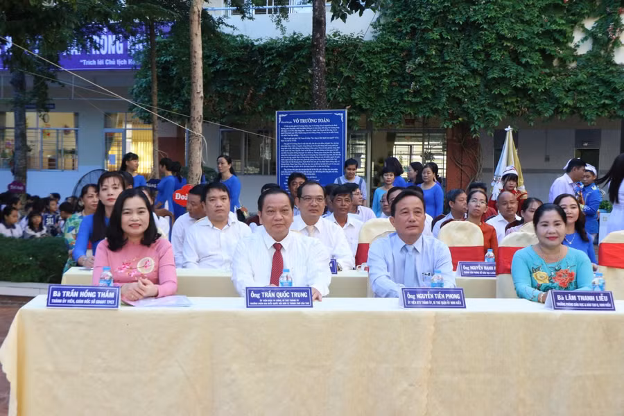 Lãnh đạo TP Cần Thơ dự khai giảng tại Trường TH Võ Trường Toản, quận Ninh Kiều.