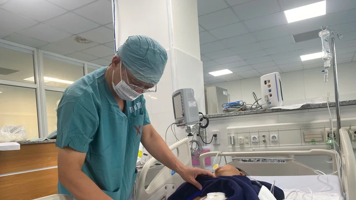 Bác sĩ đang thăm khám cho bệnh nhân P.T.N sau ca phẫu thuật thành công cắt bỏ khối u xơ tử cung. Ảnh: NVCC