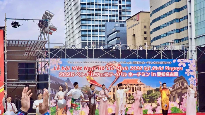 Tiết mục văn nghệ truyền thống diễn ra tại lễ hội ngày đầu tiên. Ảnh: ITN