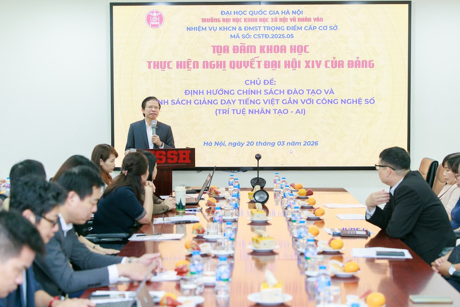 GS.TS Hoàng Anh Tuấn, Hiệu trưởng Trường ĐH KHXH&NV phát biểu tại tọa đàm.