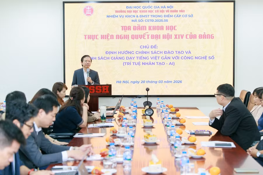 GS.TS Hoàng Anh Tuấn, Hiệu trưởng Trường ĐH KHXH&NV phát biểu tại tọa đàm.