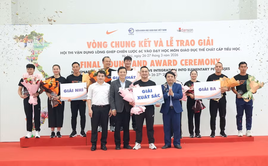 Đại diện Bộ GD&ĐT và Viện KHGD Việt Nam trao giải cho các đội.