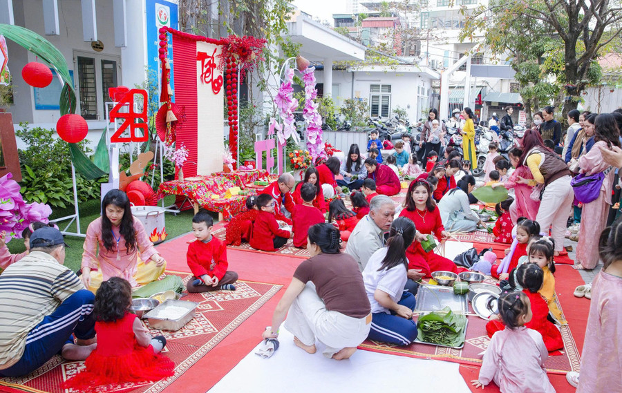 Phụ huynh và giáo viên cùng vui Tết cổ truyền với trẻ mầm non.