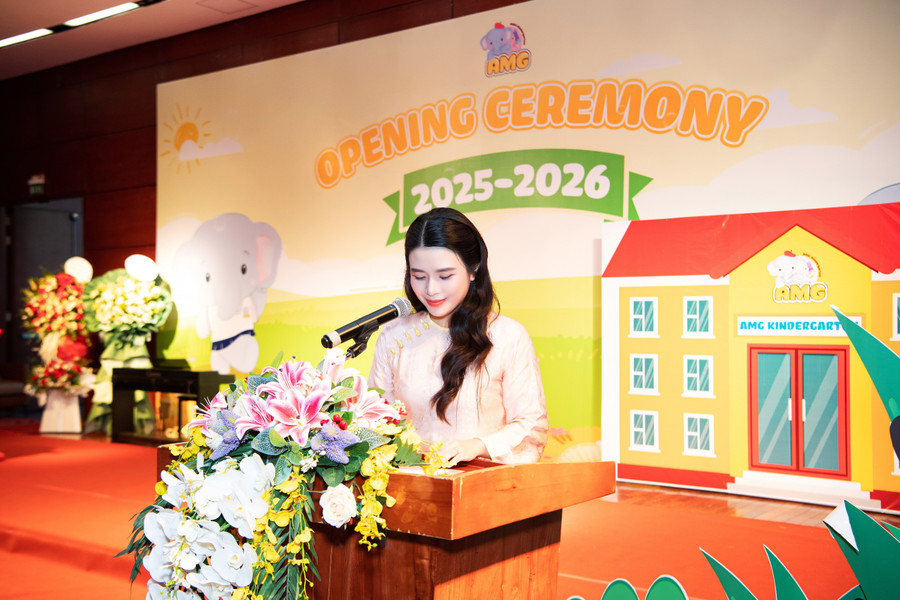 Phát biểu tại lễ khai giảng, bà Nguyễn Kiều Oanh – Founder Hệ thống mầm non AMG, trong năm học vừa qua, vào năm học 2025 – 2026, AMG tiếp tục nhấn mạnh định hướng giáo dục toàn diện, lấy trẻ làm trung tâm. hdh-4715.jpg