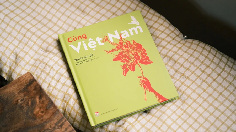 Tập thơ "Cùng Việt Nam" gồm hơn 40 bài thơ được các tác giả người Tây Ban Nha sáng tác.