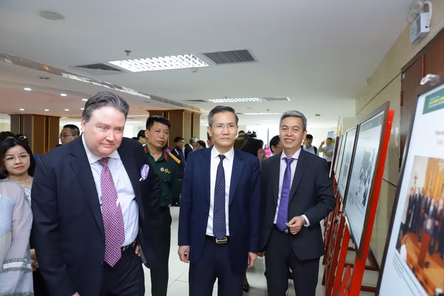 Đại sứ Hoa Kỳ tại Việt Nam Marc Knapper tham quan triển lãm.