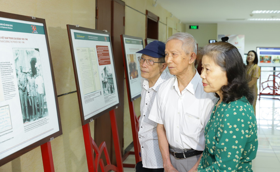 Trưng bày tài liệu “30 năm quan hệ ngoại giao Việt Nam – Hoa Kỳ” do Trung tâm Lưu trữ quốc gia III (Cục Văn thư và Lưu trữ nhà nước) tổ chức với sự phối hợp của Hội Việt – Mỹ, Tổ chức “Trái tim Người lính”, Câu lạc bộ “Mãi mãi tuổi 20” và Trung tâm Việt Nam – Đại học Texas Tech (Hoa Kỳ). z6790331844547-68f4a2b6aa21a63f5713e71aedbb097b.jpg