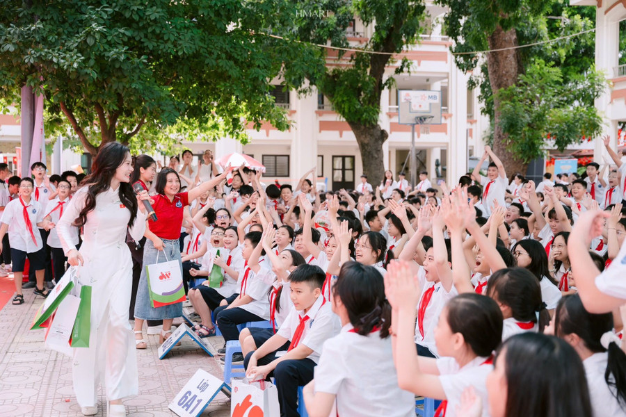 Hàng trăm học sinh, thầy cô và phụ huynh đã có mặt, cùng hòa nhịp cổ vũ cho những tiết mục mở màn sôi động, tạo nên một khởi đầu đầy hứng khởi cho năm học mới. 546619539-1391513909643606-4523895172076123870-n.jpg