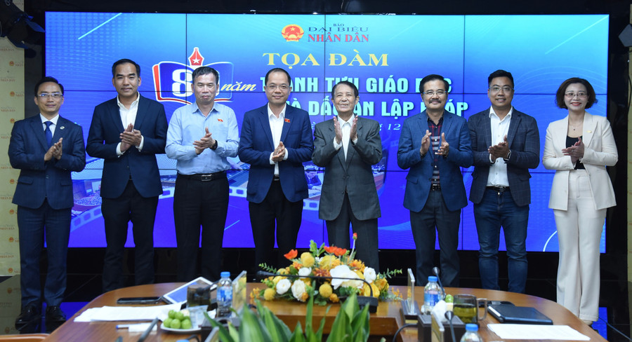 Các đại biểu tại tòa đàm “80 năm thành tựu giáo dục và dấu ấn lập pháp”. Ảnh: ĐBND.