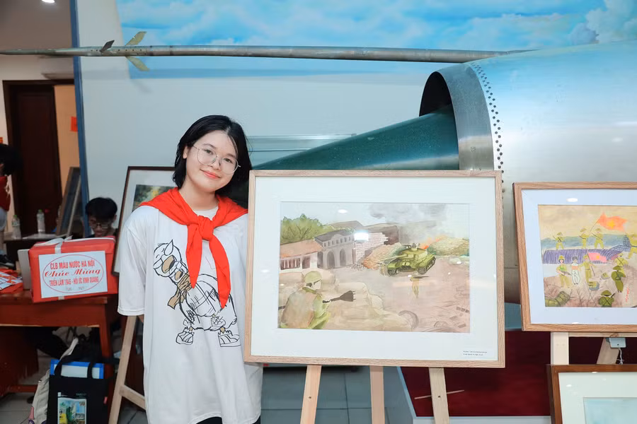 Em Nguyễn Thu Ngân (16 tuổi, Trường THPT Kim Liên) và tác phẩm "Chiến lũy trong lòng thành phố".