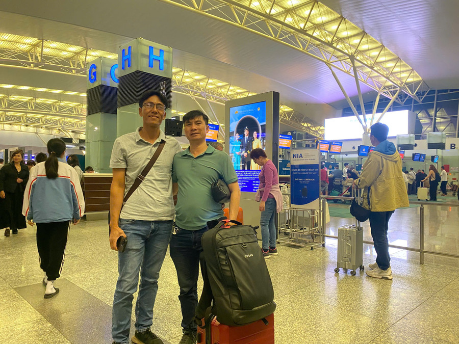 Ông Trương Văn Kiên (bên phải) tiễn học viên đi Hàn Quốc du học. anh-2.jpg