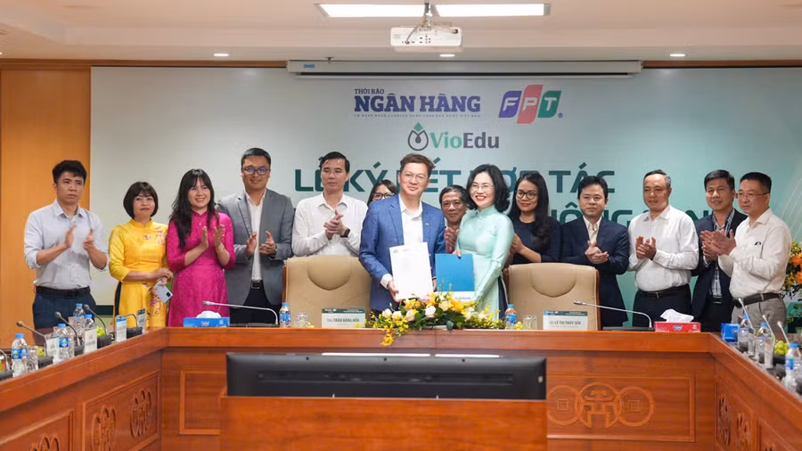 Lễ ký kết hợp tác triển khai sân chơi “Tài chính thông minh”.