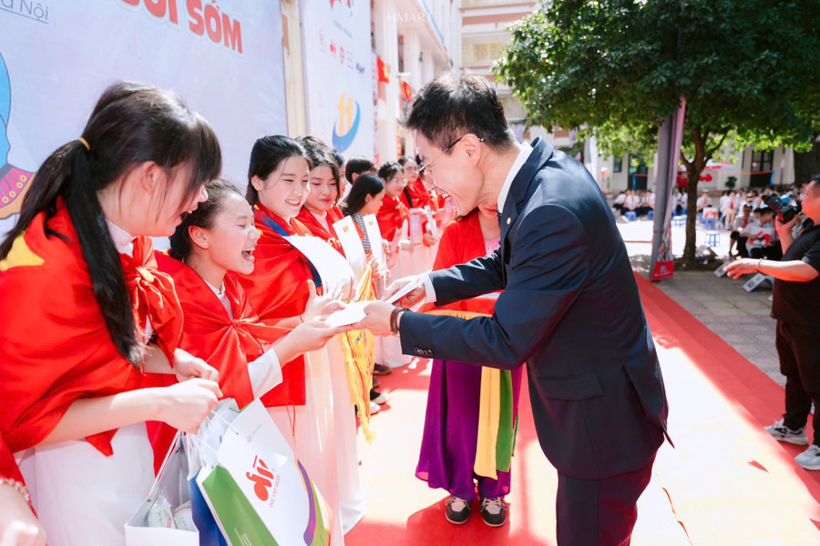 Ban tổ chức đã trao Huy chương Vàng, Bạc, Đ ồng cùng giấy khen và quà tặng cho những phần thi xuất sắc, biến sân trường trở thành một không gian hội tụ của niềm vui, sự tự hào và cảm hứng sáng tạo. 547326244-1391513836310280-4349045181384189934-n.jpg
