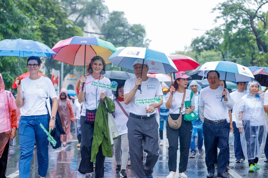 Các đại biểu và người dân tham dự sự kiện đi bộ trong không gian phố đi bộ Hồ Gươm. (Ảnh: TTTĐ)