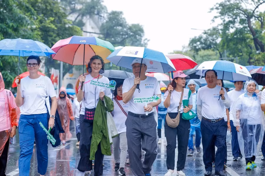 Các đại biểu và người dân tham dự sự kiện đi bộ trong không gian phố đi bộ Hồ Gươm. (Ảnh: TTTĐ)