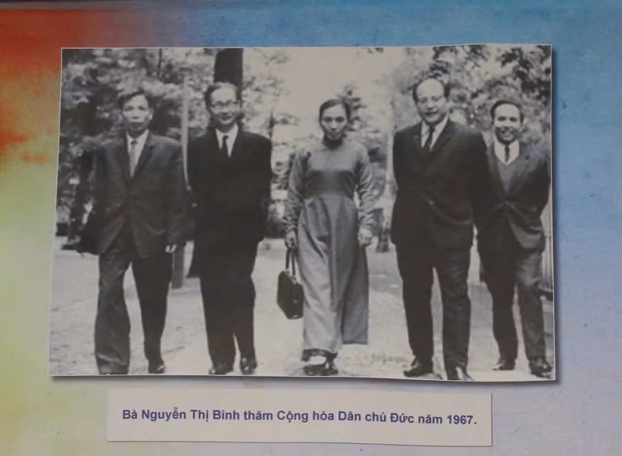 Hình ảnh người phụ nữ Việt Nam trong tà áo dài được trưng bày tại triển lãm.