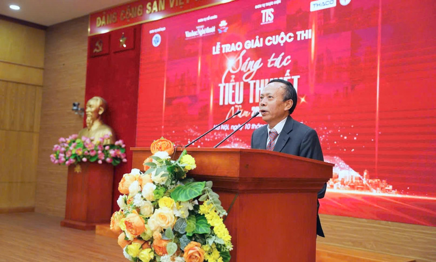 Nhà văn – nhà báo Hoàng Dự, Tổng Biên tập Thời báo Văn học Nghệ thuật, Trưởng Ban Tổ chức. z7102403275928-312830e9dfb19366cbdd974b11bf0008.jpg
