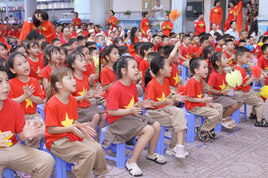 Các em học sinh háo hức trong ngày tựu trường. phq7163.jpg