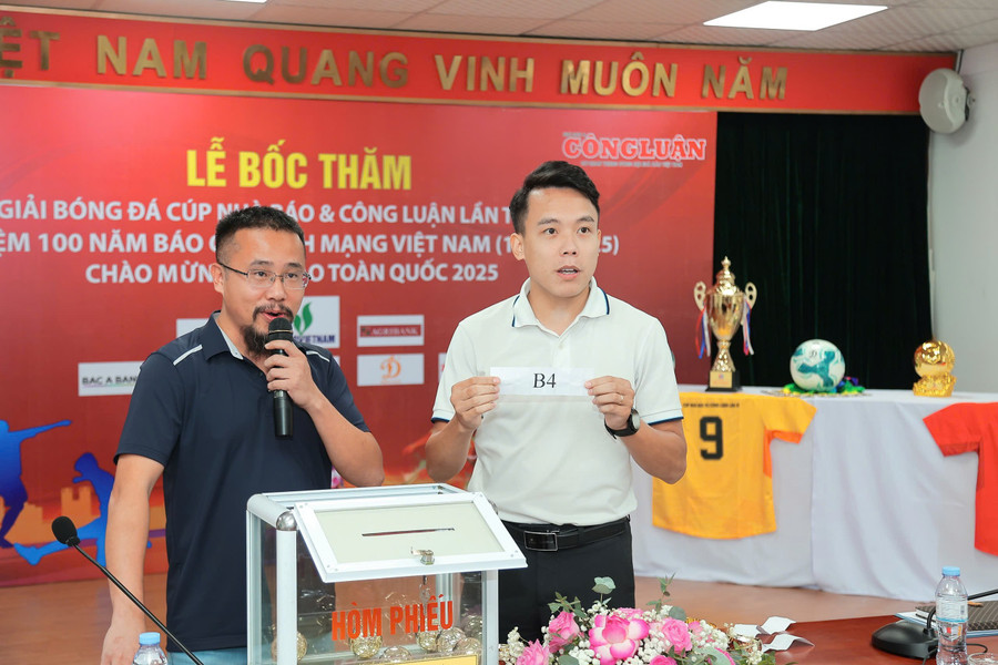 Đại diện các đội bốc thăm phân cặp. z6643709948399-ee8b8eeba78fa0449f5cc08e860f9492.jpg