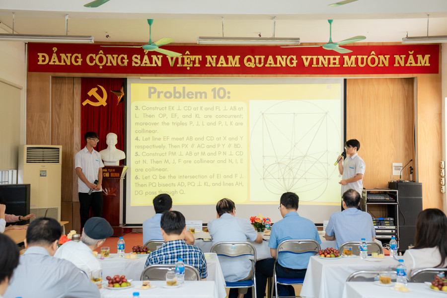 Điểm đặc biệt của sân chơi này là học sinh trở thành nhân vật trung tâm, được tự tìm tòi, lập luận, thử nghiệm các giải pháp toán học, đồng thời trao đổi và hỗ trợ lẫn nhau. dsc03656.jpg