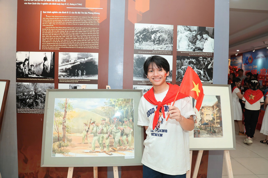 Nguyễn Đăng Hải Nam (15 tuổi, Trường Cao đẳng Nghệ thuật Hà Nội) cho biết: “Mỗi người có cách riêng để thể hiện tình yêu quê hương đất nước. Với chúng em, đó là vẽ nên những bức tranh mang hồn lịch sử. Nhân kỷ niệm 80 năm, từng nét cọ là sự tri ân sâu sắc, là cách chúng em gìn giữ ký ức bằng trái tim biết ơn". hainam.jpg